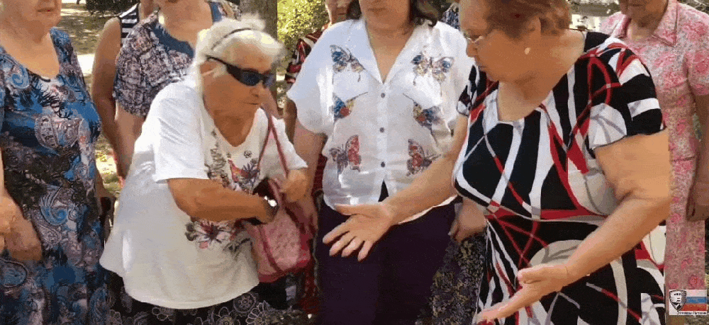 Так вы поступите с Айфоном после ознакомления с рейтингом. GIF: YouTube-канал Отряды Путина