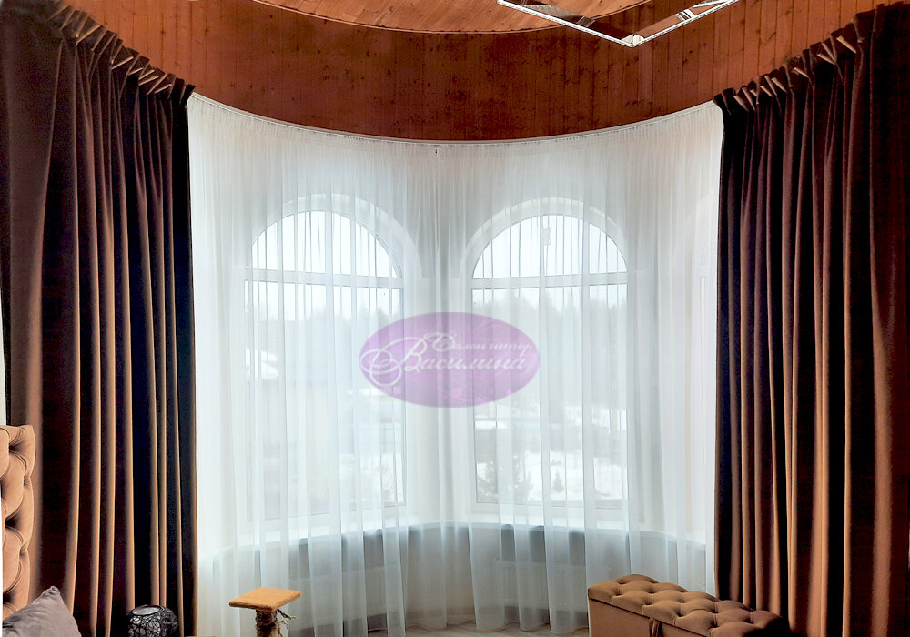 Оформление нестандартных окон спальни.