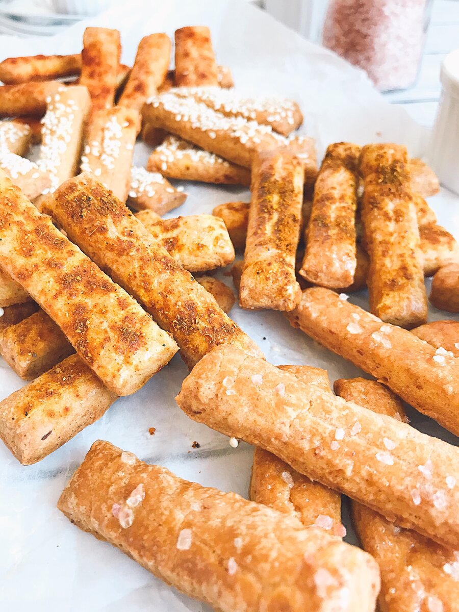 Хрустящие закусочные палочки из творожного теста
