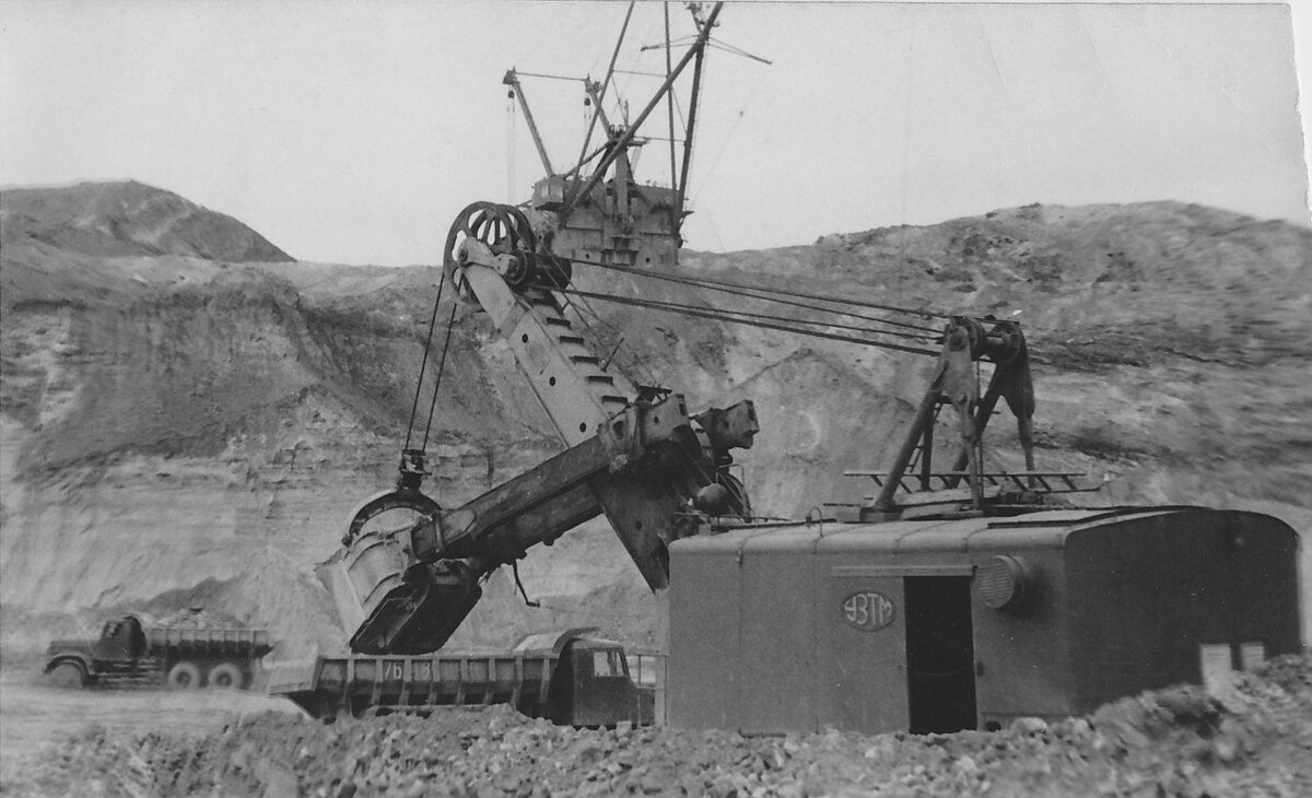 Экскаватор ЭКГ-4 на погрузке бокситов в Селищенском бокситовом карьере. Фото середины 1970-х годов. Источник фото: https://vk.com/photo-39153481_373775040