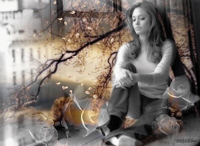 Не успела допеть песню. 
Не успела сложить строчку.
Ну а если бы все вместе,
Нет. Мы каждый в себе, в одиночку.

Не успела сказать слово.
Не взлетела, но как разбегалась...
Это было, всё это неново,
Что осталось, но что - то осталось.

Не успела догнать лето.
Не хотела, а это случилось....
Я в квартире скитаюсь по свету,
Вижу сон, но мне это приснилось.