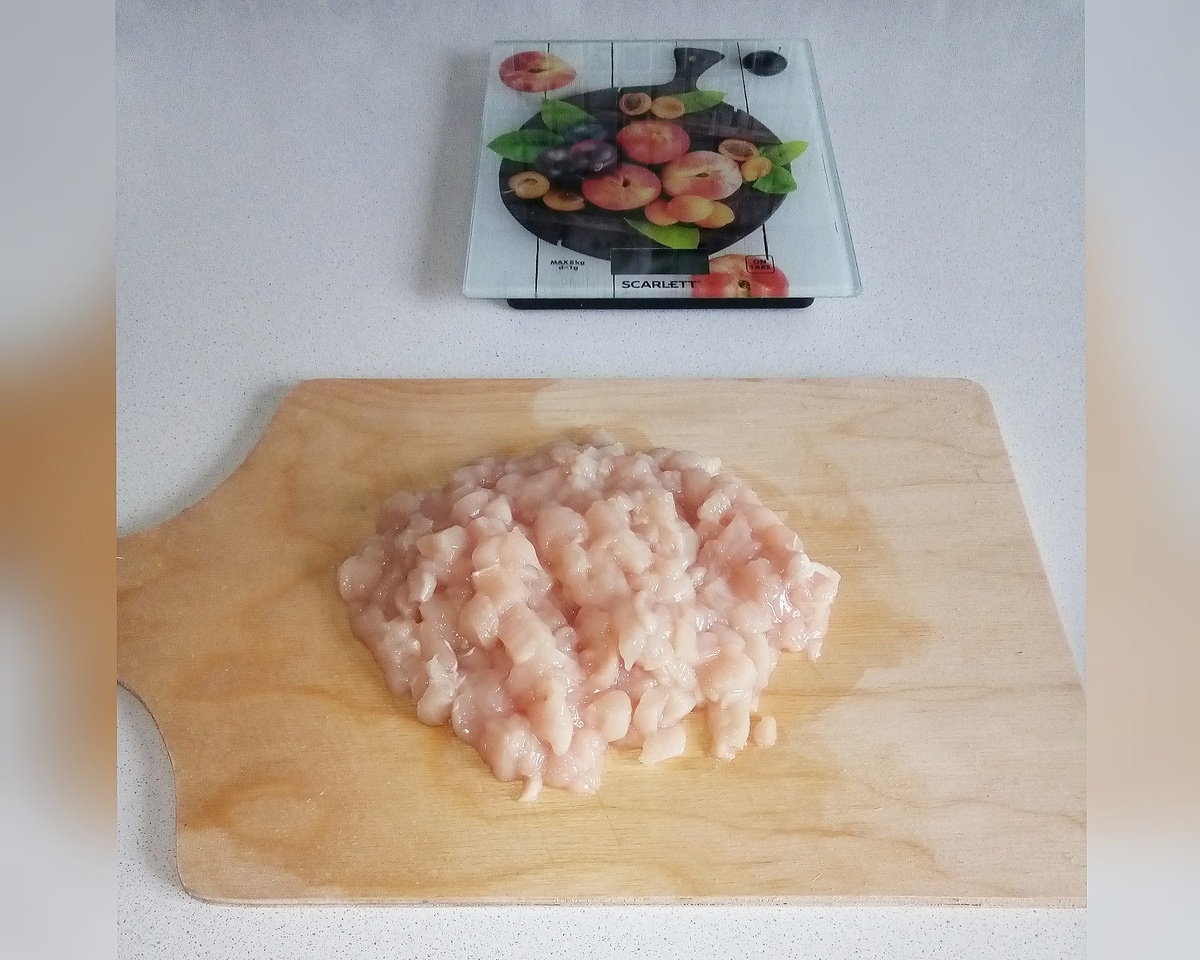 Куриное филе рубим, на мелкие кусочки, выкладываем в чашку, добавляем соль, перец, любимые специи