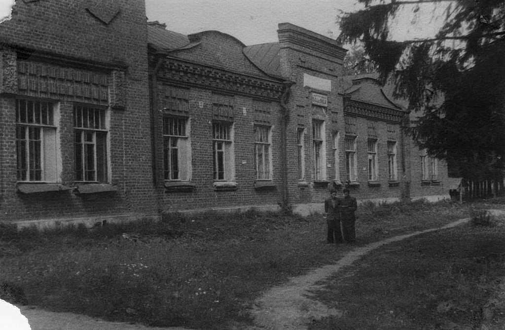Это та самая больница.Родильное отделение было с другой стороны.Мы все появились на свет в этой больнице.Фото из личного архива местной жительницы.