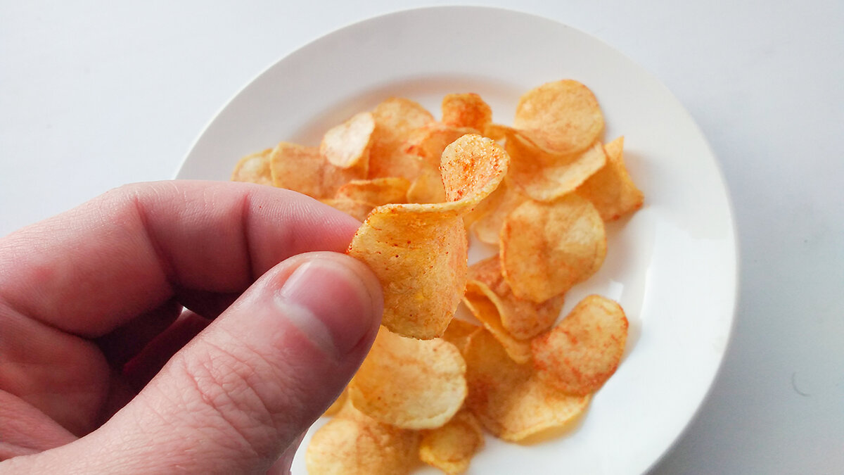 В каком году придумали чипсы. Джордж Крам чипсы. Картофельные чипсы. Чипсы во фритюре. Чипсы картошка.