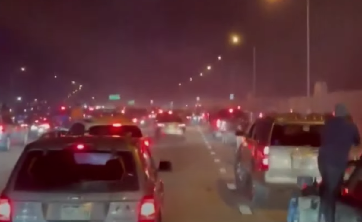 Машин заблокированных на трассе совсем не мало.