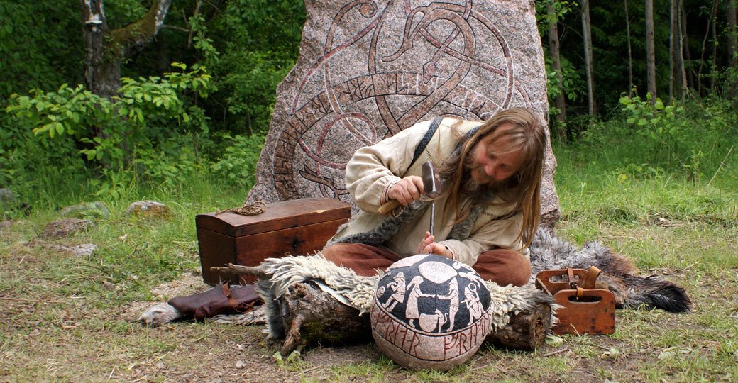 Изготовление рунического камня. Источник: runestonecarver.com