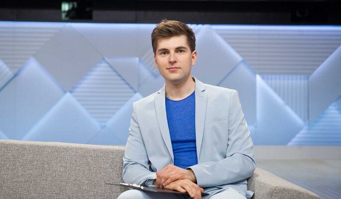 Дмитрий позирует
