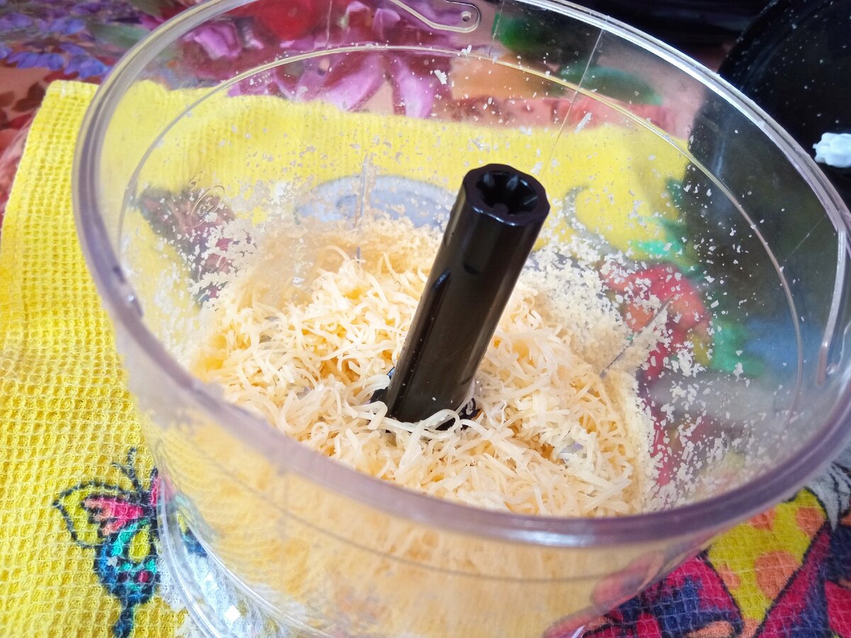 Натертый на терке сыр Пармезан