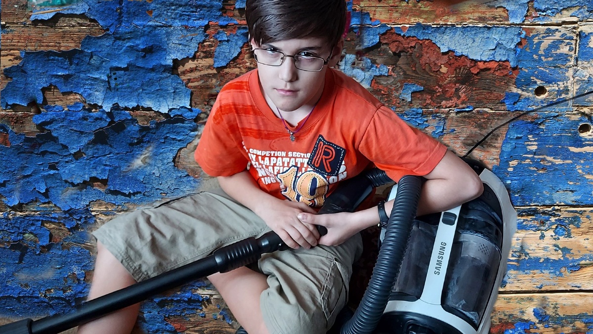 Фото автора: Сын, измученный пылесосом