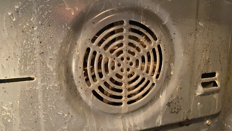 А здесь, похоже, да протирала когда-то, судя по разводам))