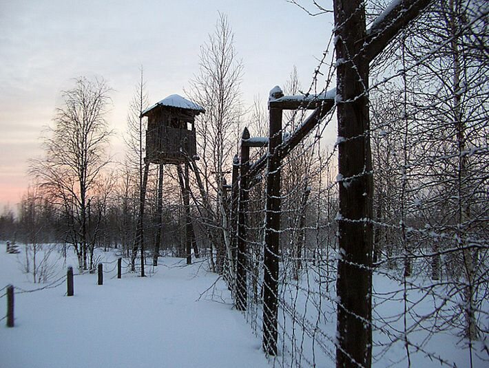      Примерно такие караульные вышки были на складах в дивизии кадра в городе Урюпинск . Фотография взята из открытого доступа в Яндексе для иллюстрации рассказа .