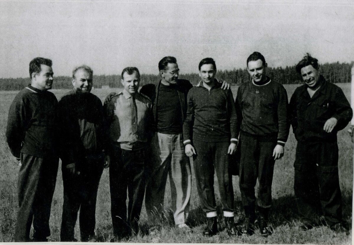 На Киржачском аэродроме летчики-космонавты Николаев, Гагарин, Быковский и  .Комаров с работниками аэродрома