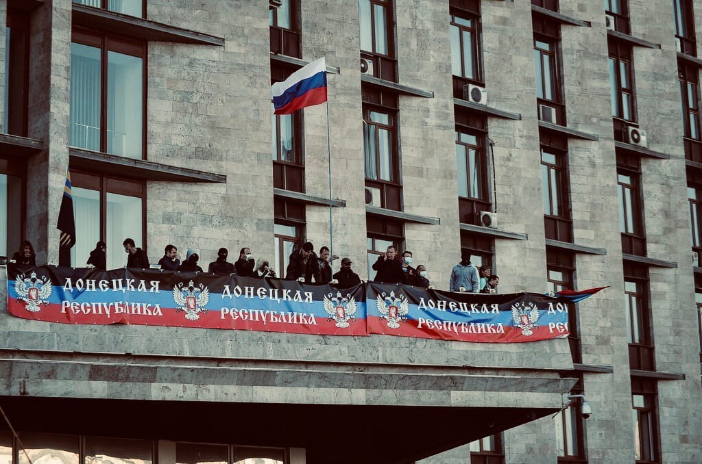 Захваченное митингующими административное здание. Донецк, 6 апреля.