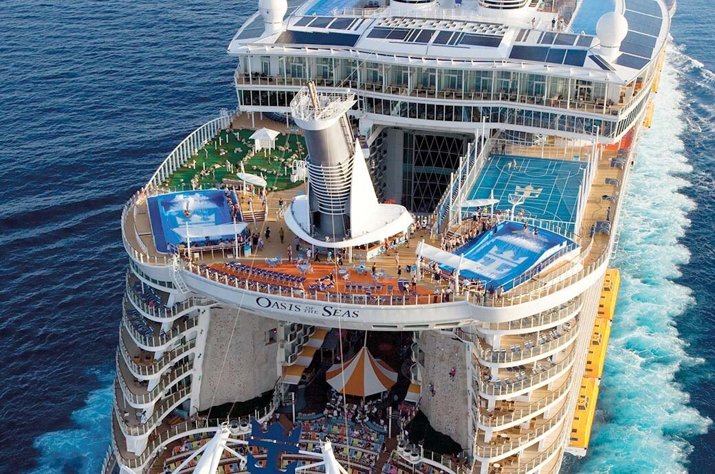 Корабль seas. Оазис морей круизный лайнер. Oasis of the Seas круизный лайнер. Роял Карибиан Оазис лайнер. Оазис морей круизный лайнер внутри.