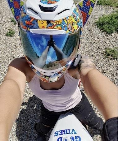 - Соответствие мировым стандартам безопасности: DOT FMVSS 218 (США), ECE 22-05 (Европа), SAI AS1698 (Австралия) и PSC (Япония);
- Подкладка сделана из быстросохнущего материала Hydradry и легко снимается для стирки;
- Визоры с антизапотевающим покрытием или с пинлоком;
- Традиционный вырез AFP. Геометрия складывается из укороченного выреза под куртку или комбинезон и более широкой формы по бокам;
- Обширный выбор встроенных очков, визоров и спойлеров. Возможность комбинировать визоры и спойлеры, украшать шлем под настроение;
- Возможность устанавливать гарнитуру;
- Поликарбонатная оболочка;
- Большое количество впускных и выпускных отверстий;
- Застежка D-образное кольцо;
- Оригинальный и яркий дизайн.