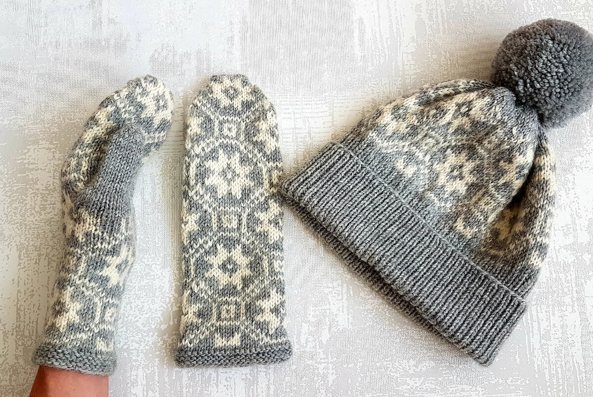 Первые изделия, связанные жаккардом