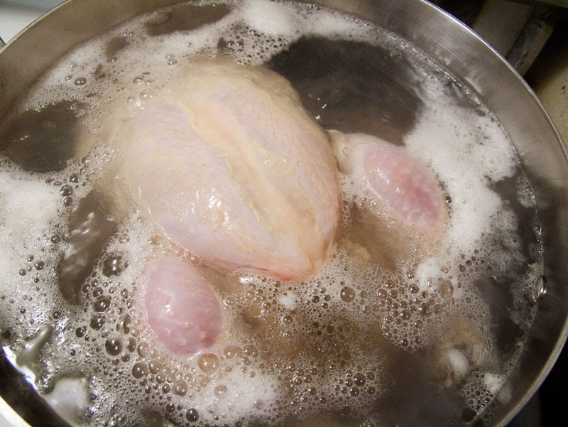 Мясо в кипящую или холодную. Курица варится. Бульон с курицей. Курица варится в кастрюле.