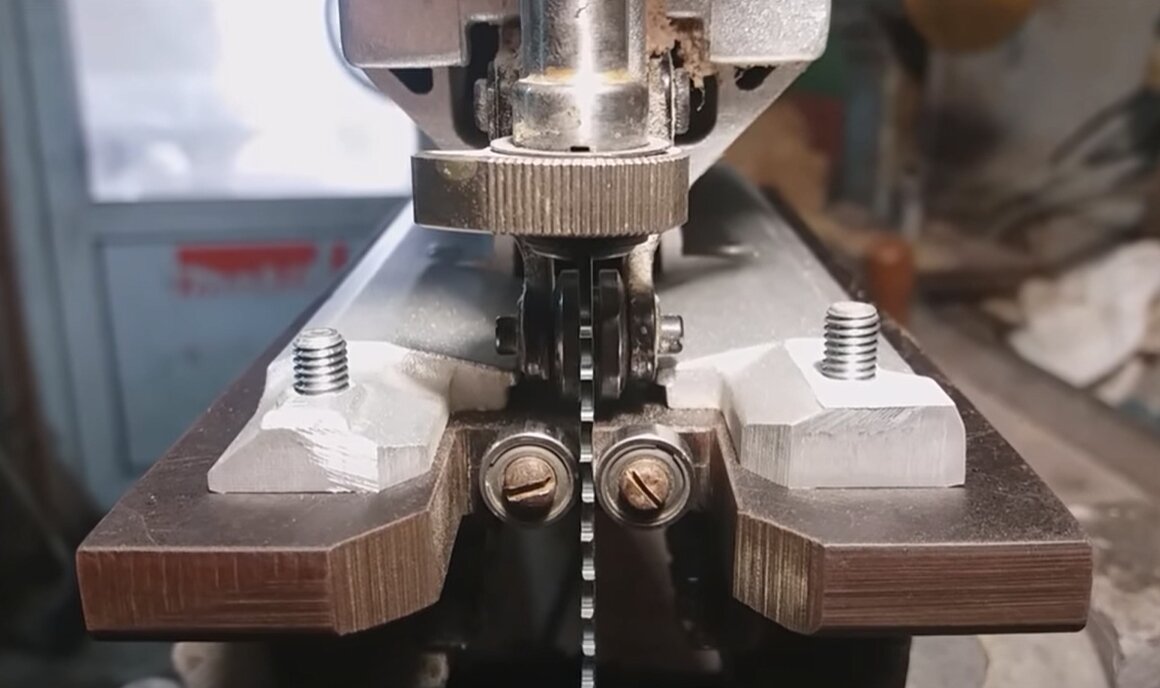 Почему лобзик интерскол пилит криво. Почему уводит пилку. Лобзик глубокий пиление увод. Лазерный прицел на лобзик. Механизм крепления пилки электролобзика хитачи.