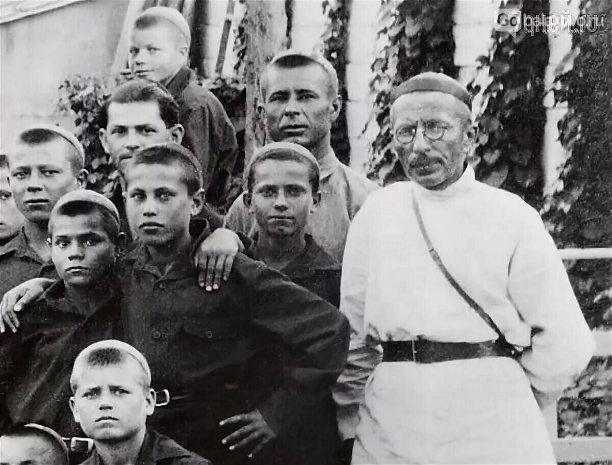 Антон Семенович и его воспитанники колонии