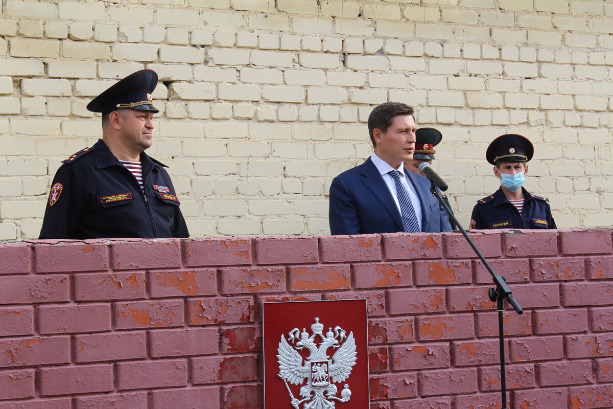 Курские росгвардейцы получили благодарственные письма от полномочного представителя Президента России в ЦФО ____________________________________
✅В Управлении Росгвардии по Курской области состоялось вручение благодарностей полномочного представителя Президента Российской Федерации в Центральном федеральном округе Игоря Щеголева.
✅Благодарственные письма правоохранителям вручил главный федеральный инспектор по Курской области аппарата полномочного представителя Президента Российской Федерации в ЦФО Денис Барченков.
✅От имени Игоря Щеголева он поблагодарил росгвардейцев за значительный вклад в укрепление законности и правопорядка на территории региона и вручил благодарственные письма старшему помощнику начальника отдела обеспечения участия войск в охране общественного порядка и охранных мероприятий регионального Управления Росгвардии майору Максиму Ермакову, командиру отделения взвода роты №2 ОВО по г. Курску прапорщику Ивану Лаврову, а также старшему специалисту группы кадров ОМОН лейтенанту полиции Павлу Ж.
✅В благодарственных письмах Игорь Щеголев отметил добросовестное исполнение служебных обязанностей и высокий профессионализм военнослужащих и сотрудников территориального органа Росгвардии.