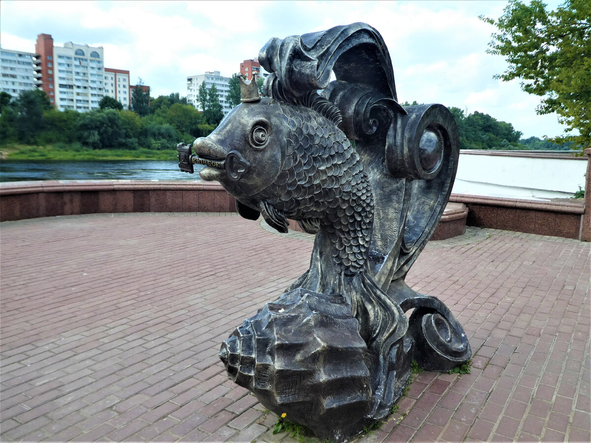 Три желания Золотая Рыбка не гарантирует, но подержаться за неё на удачу можно...