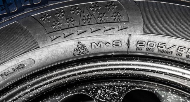 Шины, используемые в зимнее время года, должны иметь маркировку в виде снежинки на фоне вершины горы с тремя пиками, а остаточная глубина их протектора не должна быть меньше 4мм.
