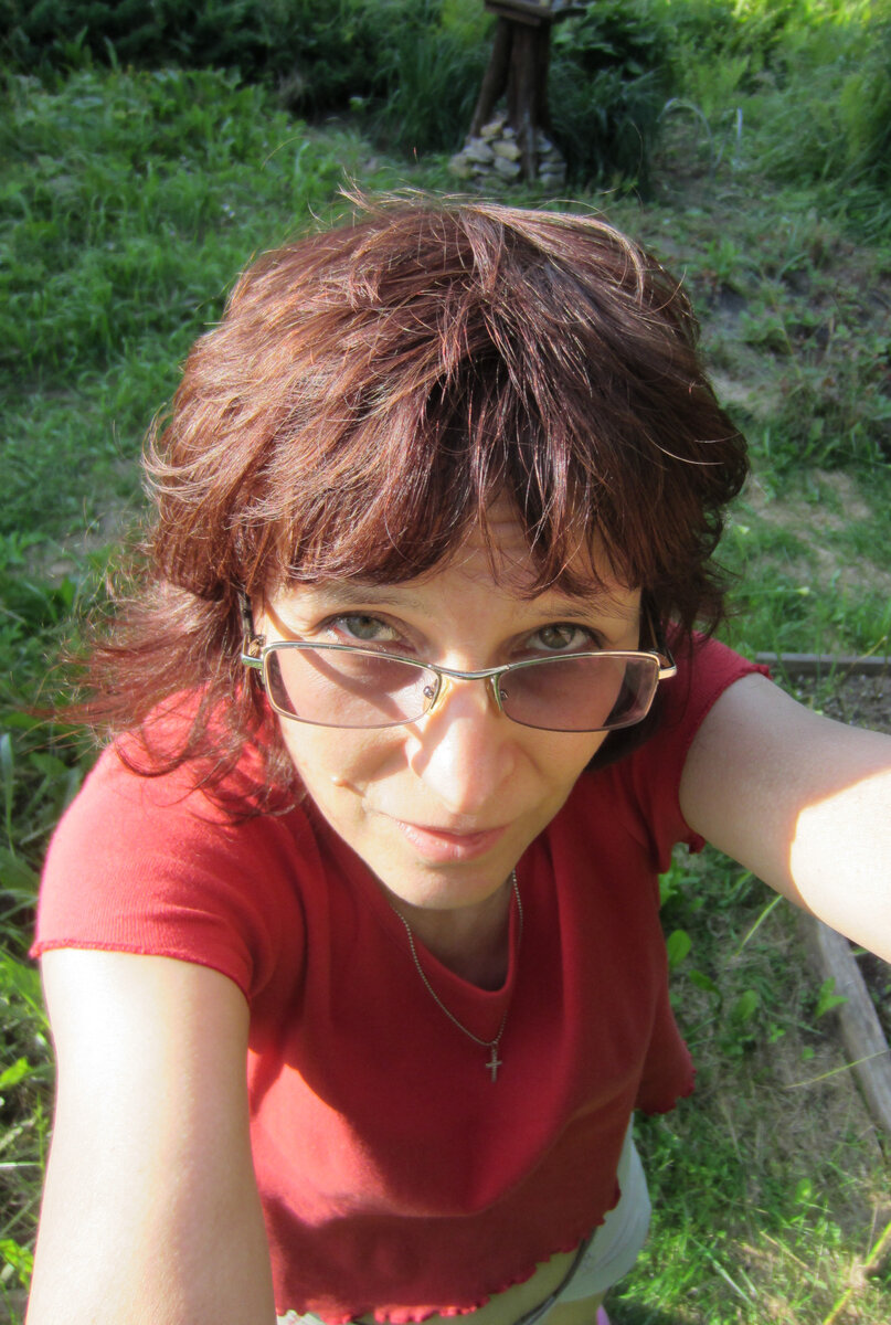 Сэлфи без прикрас. Макияжа нет, причёски нет, одёжка старая. Не модель...