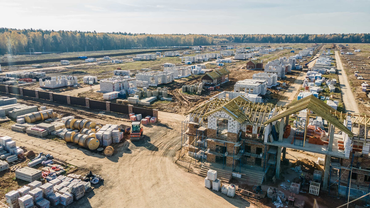 Строительство домов 1ой очереди идет полным ходом.