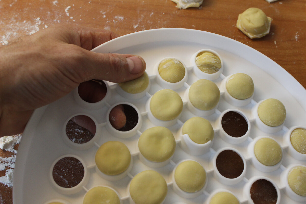 Лепка пельменей. Форма для пельменей. Пельменница ручная. Пельмени на пельменнице. Пельменница 200 пельменей перевести на английский.