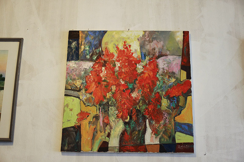 «Жена на даче засадила все цветами, зная, что я ими вдохновляюсь. Летом они сидели такие невыразительные. А теперь засверкали. Я поставил себе задачу показать их как пламя, которое согревает все на контрасте с холодным фоном», — объясняет художник.