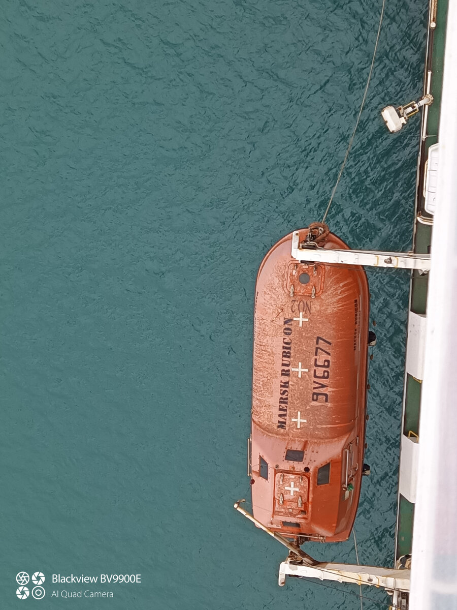 Спуск шлюпки на воду