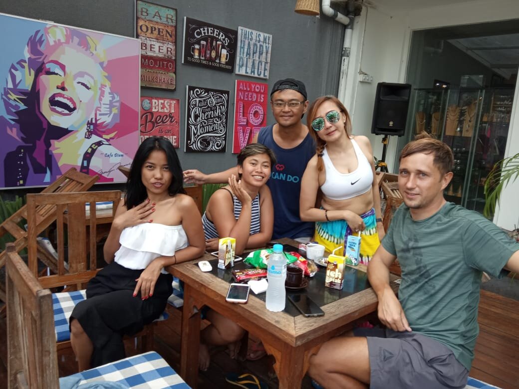 С приятелями в кафе