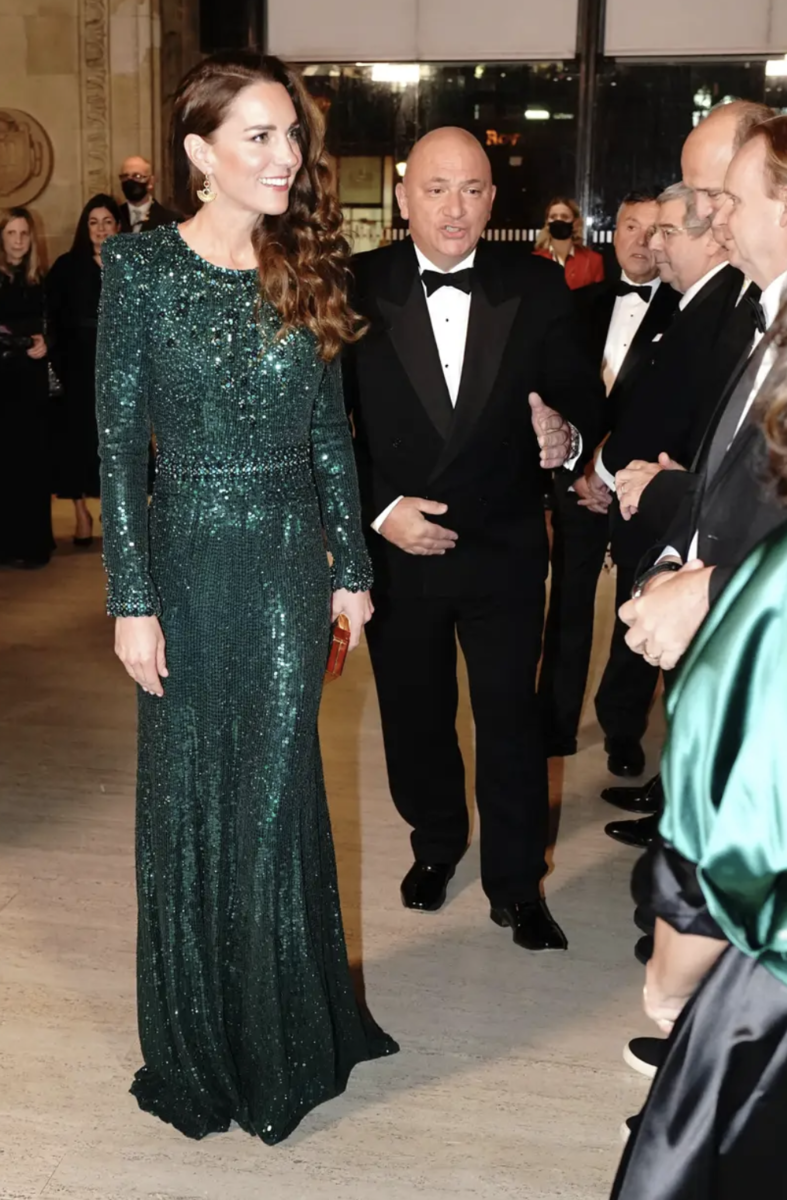 Роскошное изумрудное платье со шлейфом на герцогине Кембриджской