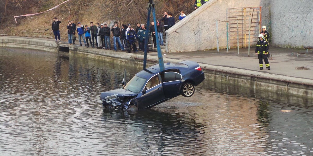 В Москве машина такси пробил ограждение и упала в реку, водитель и пассажирка остались живы.