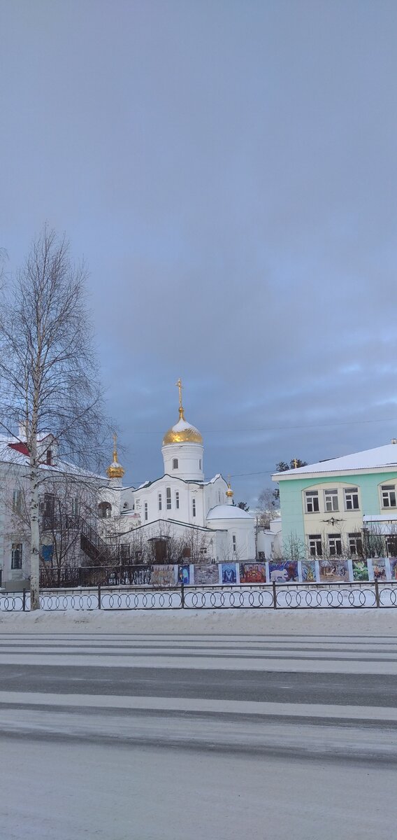 Час дня, солнца нет, небо низкое и серое