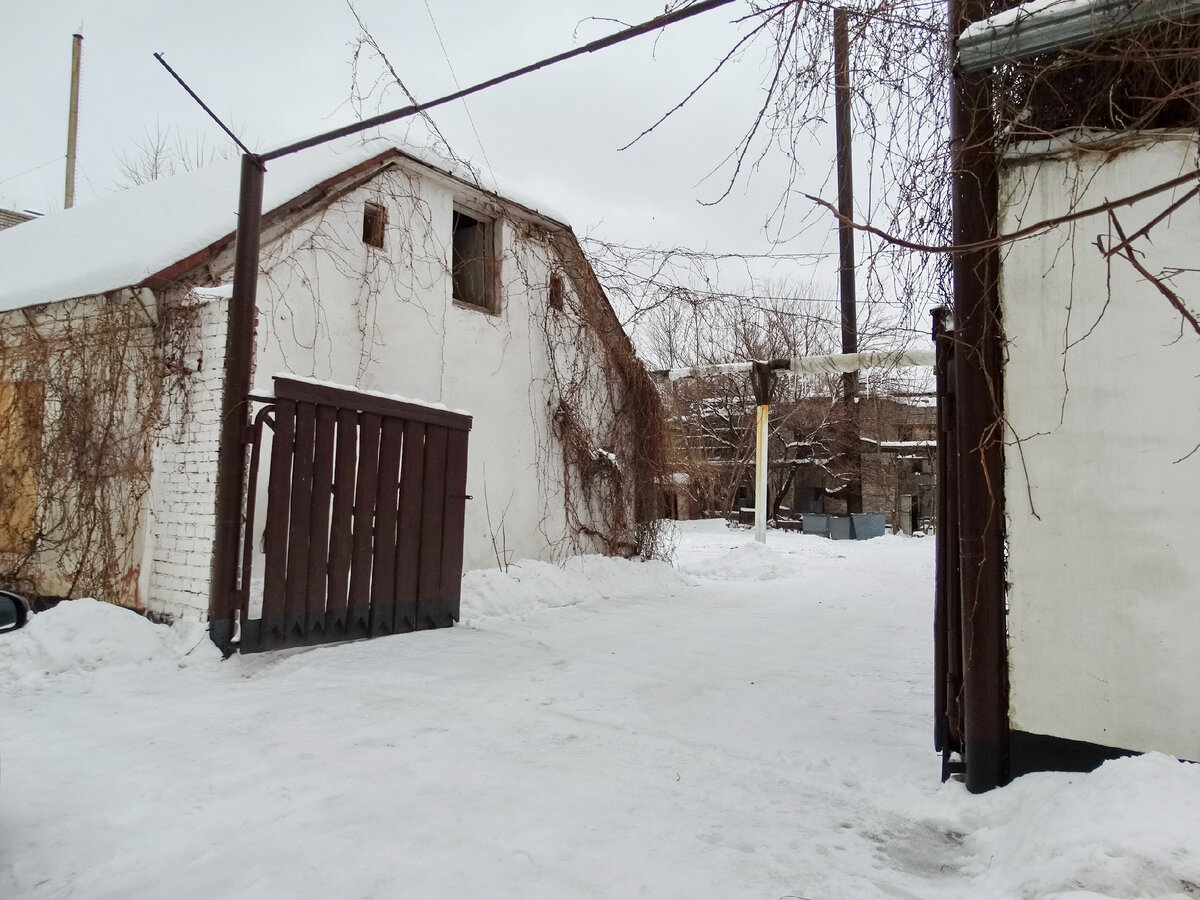 Ворота в жилом доме фабриканта Глича. На фото не видно, но практически сразу за ним стоял горчичный завод, принадлежащий династии Глич. Здание завода стоит и сейчас, но по назначению не используется.