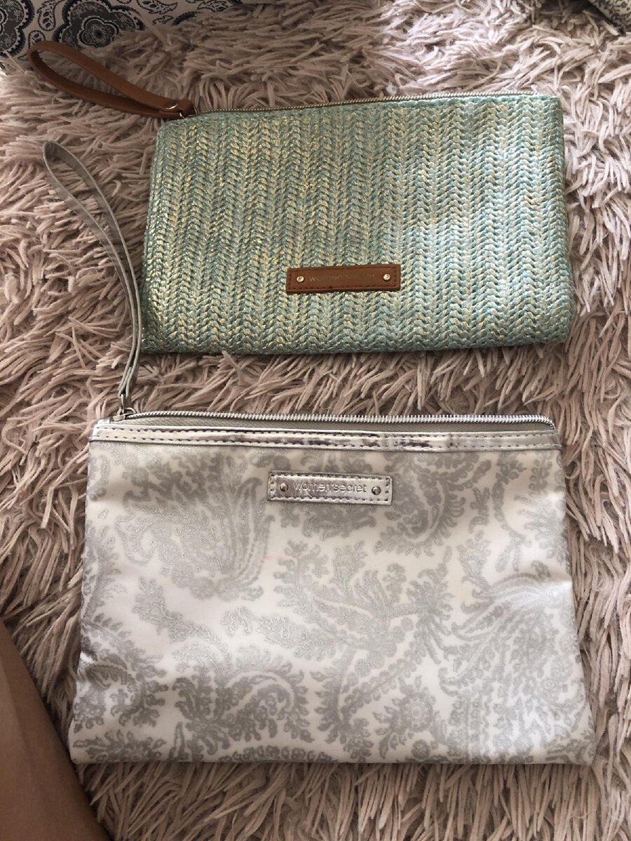 Полупустые косметички. Но в прошлом году я все же обновила косметику. В общей сложности потратила около 3 000 рублей. Половиной опять не пользуюсь. А деньги ушли...