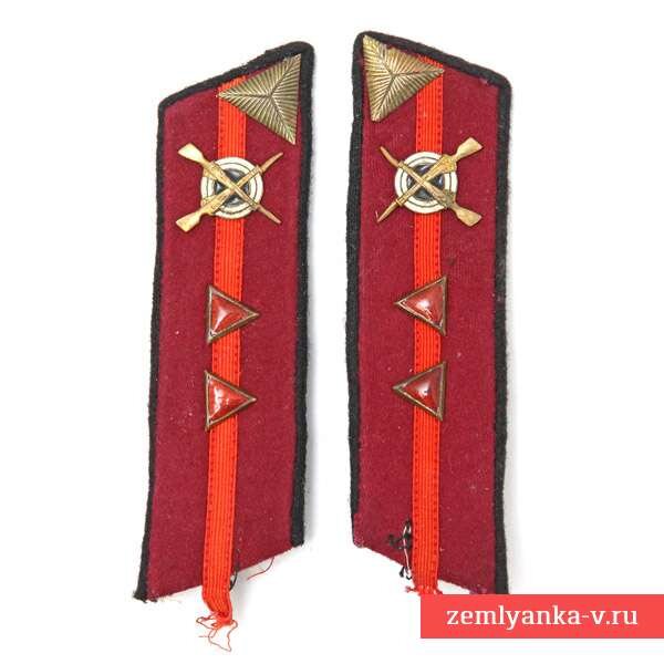 Петлицы сержанта РККА образца 1940 года с https://zemlyanka-v.ru/shop/ussr/pogony-petlicy/petlitsy-ml-serzhanta-rkka-obr-1940-goda/