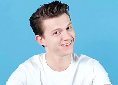 Том Холланд, молодой актер фильма «Человек-паук», которого мы знаем уже 6 лет, рассказал нам на своем личном канале, а также в новостях, как долго он будет в киновселенной Marvel. Том Холланд очаровал кинематографистов-подростков своим нежным лицом и юмористической манерой поведения.Молодой актер уже снялся в 3-х сериях «Человека-паука». В своем аккаунте в Instagram Том Холланд описывает, на какие роли он готов. Он сказал, что хочет сниматься в детективах, военных сценах и семейных фильмах.На данный момент Том Холланд снялся в таких фильмах, как «Город Z», «Вишня» и «Поступной хаос». У актера также есть мультфильмы, сделанные Диснеем. Сейчас, когда актеру 26 лет, он все еще объявляет, что сможет сняться в нескольких фильмах. Том Холланд:
«Если бы я снялся в «Человеке-пауке» 5 лет спустя, я бы совершил ошибку в своей актерской карьере».Фильм Тома Холланда Анчартед выйдет на экраны в феврале этого года.Мы скоро вернемся к вам с интересной информацией о Томе Холланде.