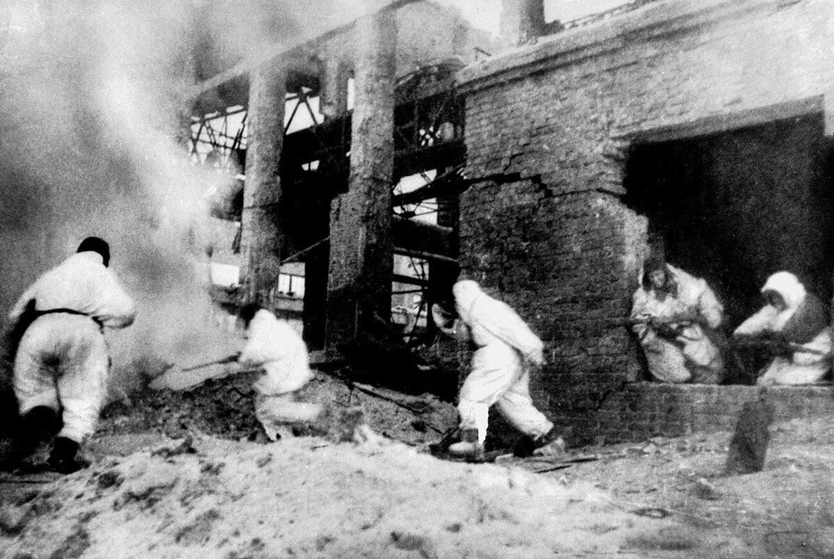 Советские войска ведут бои в Сталинграде в начале 1943 года. Apic/Getty Images