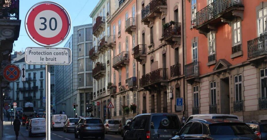 На некоторых улицах Женевы уже появилось «антишумное» ограничение скорости 30 км/ч.