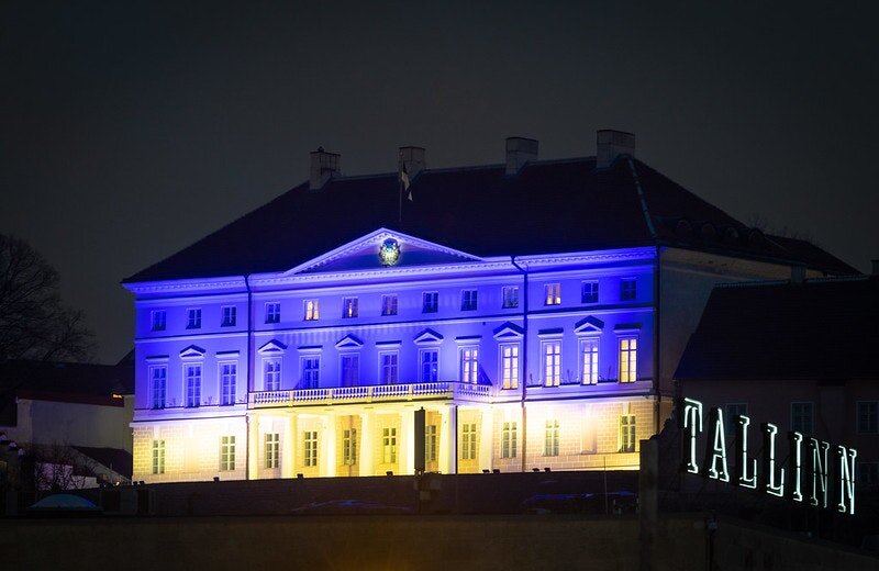 Здание правительства Эстонии подсвечено в цветах украинского флага в знак солидарности с Киевом. Фото Stenbocki maja