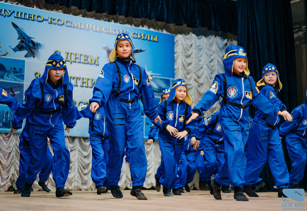 В Центральном офицерском клубе ВКС открылась выставка Артура Саркисяна «ГЛУБОКОЕ ПОГРУЖЕНИЕ В НЕБО»