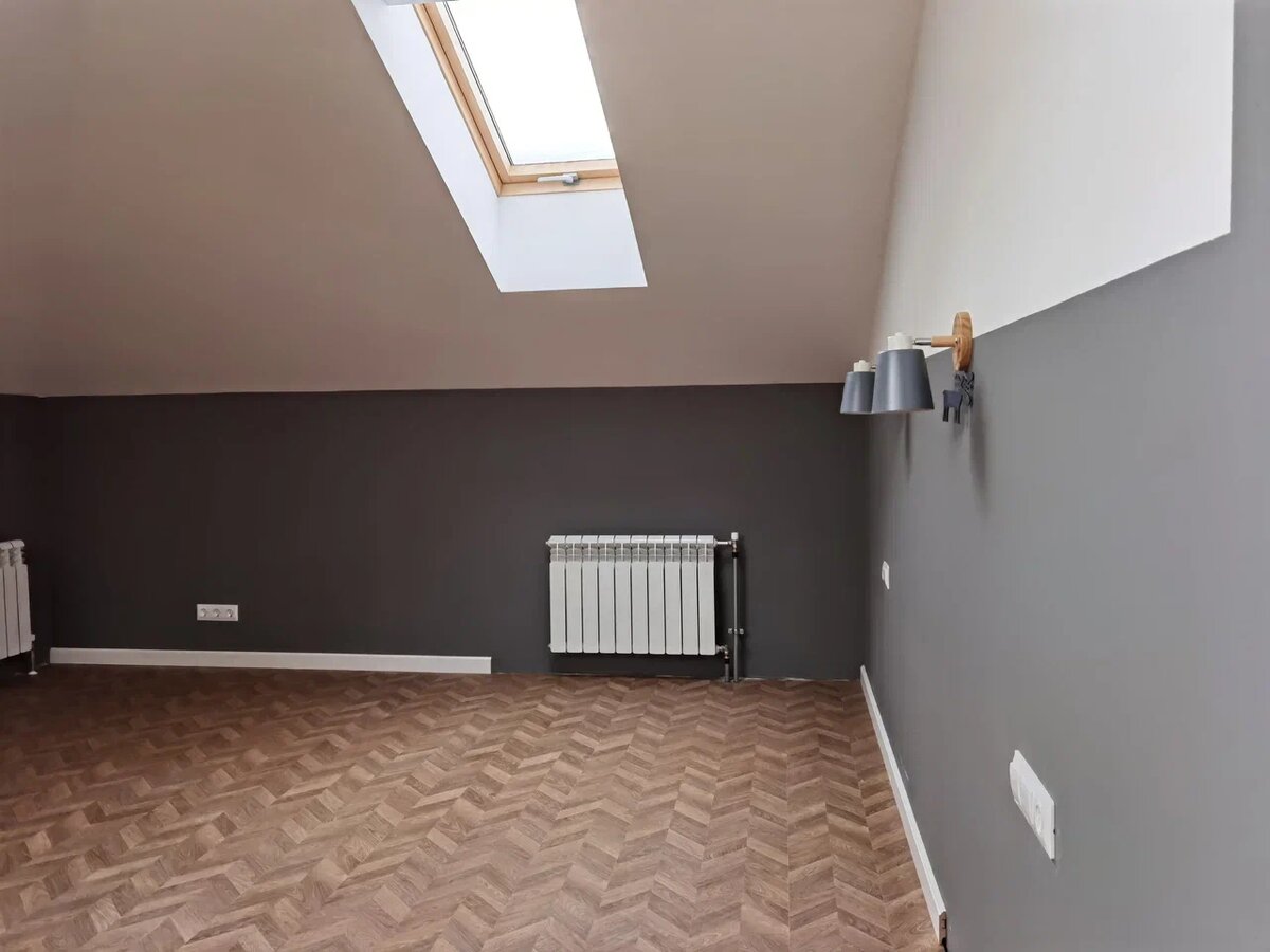 Радиаторов у нас много - только в спальне, а она угловая, 3 штуки. На плинтуса не смотрите, они просто приложены, пока не установлены еще.