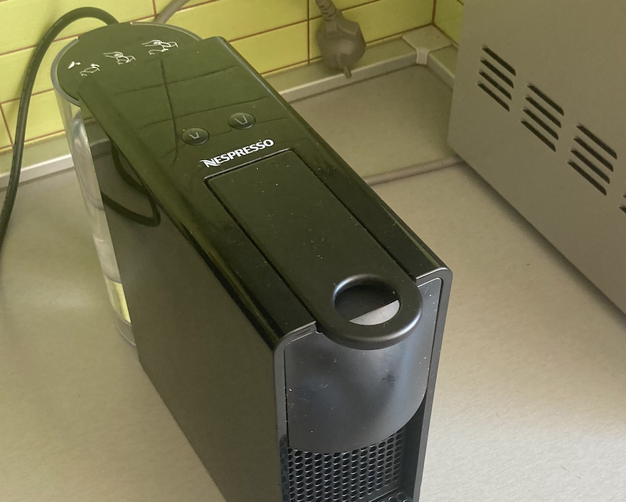 Сфоткал в момент мигания, когда мигает — кофеварка не готова к работе! Точнее не кофеварка, а проточный нагреватель недостаточно разогрелся. 