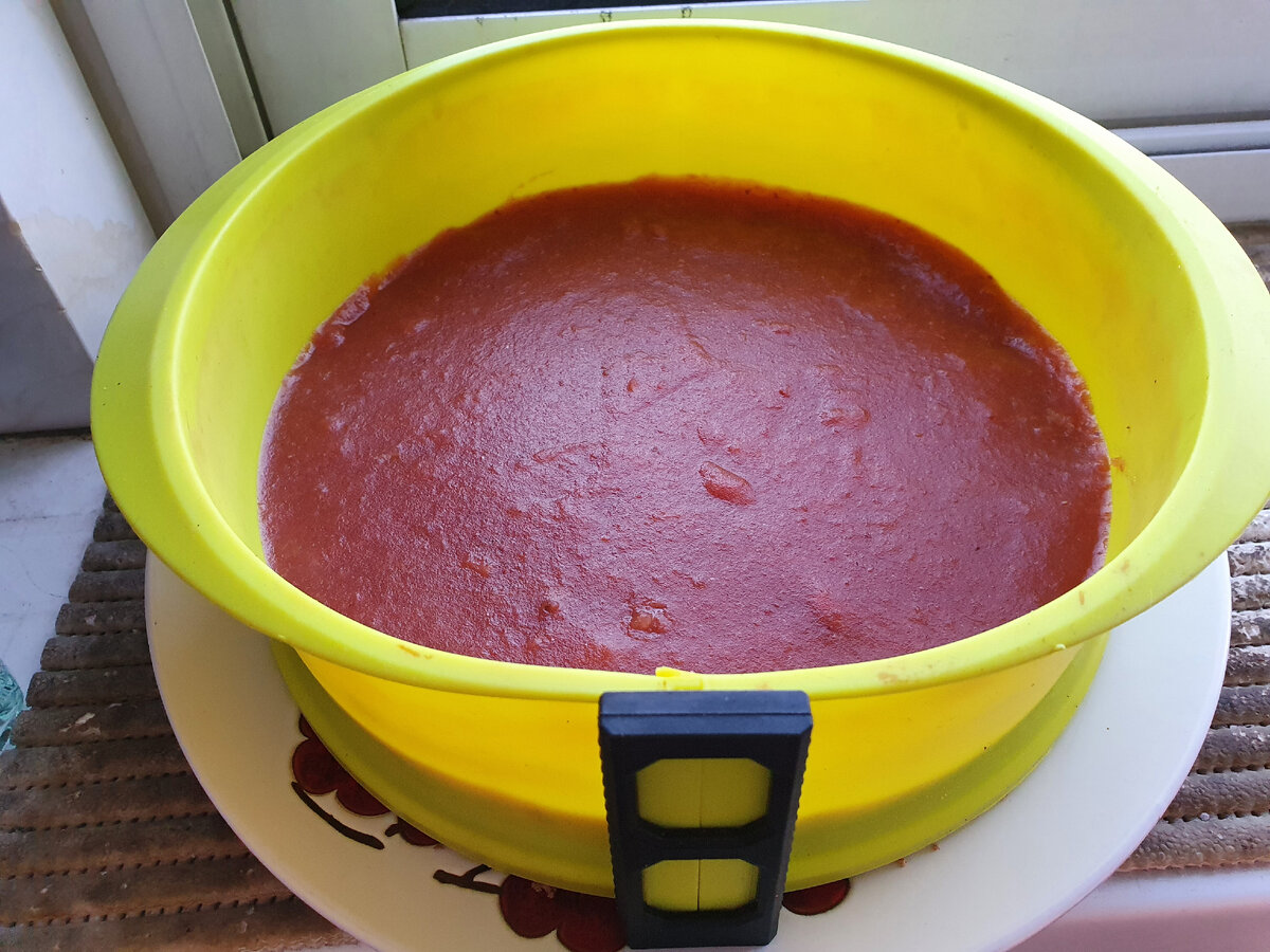 Нанесли слой на нижний корж