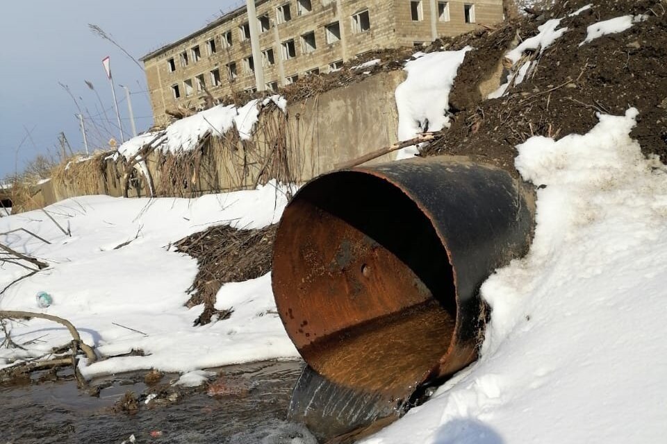 Канализационные воды текут в нерестовую реку. Фото Марина Сорокина. 
 