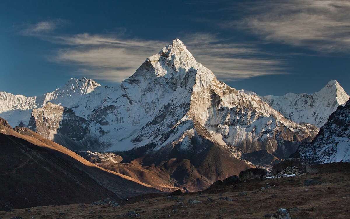 Наивысшая точка гор гималаи. Гора Эверест (Джомолунгма). Гималаи. Гора Эверест 8848 м. Вершина Джомолунгма Эверест поладка. Непал Гималаи Эверест.