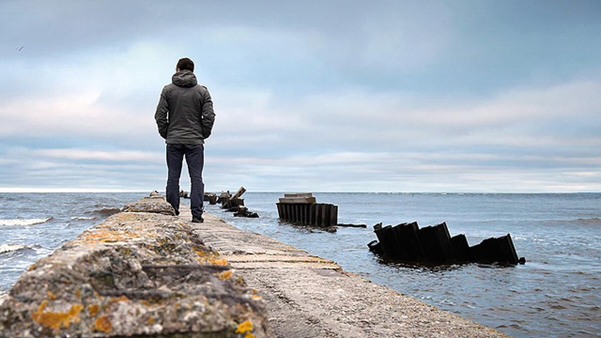 Могучий ушел. Люди на море. Человек на берегу. Парень на берегу моря. Одиночество на берегу.