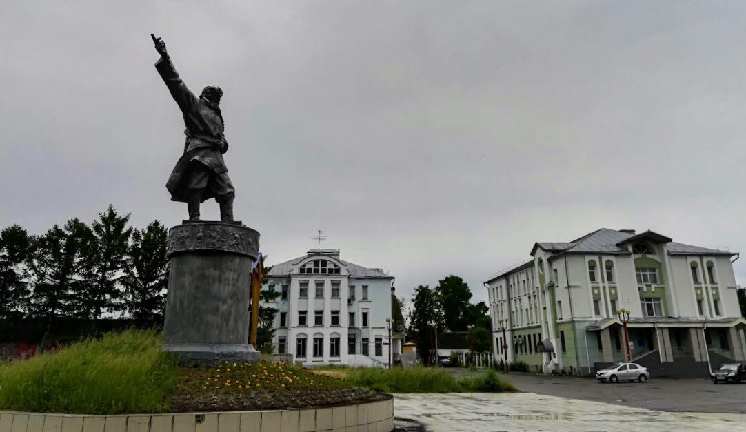 Памятник Кузьме Минину находится на площади Минина (бывшая Советская), в городе Балахна Нижегородской области. Памятник создан скульптором Александром Колобовым в 1943 году. Скульптура, выполненная из бетона, стала откликом на патриотические чувства людей на трагические годы Великой Отечественной войны.